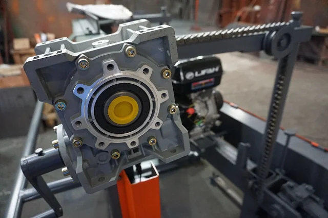 Ленточная пилорама Триумф 900 с бензиновым двигателем Lifan (15 л.с.)